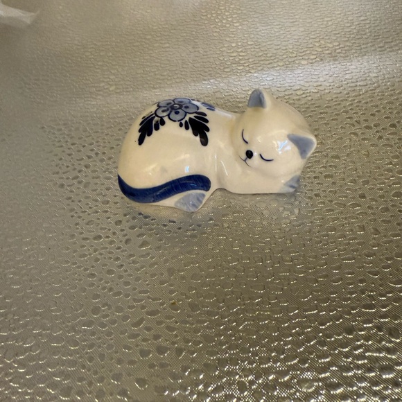 Delft Ceramic Cat Figurine with Blue Floral Design - Picture 4 of 7